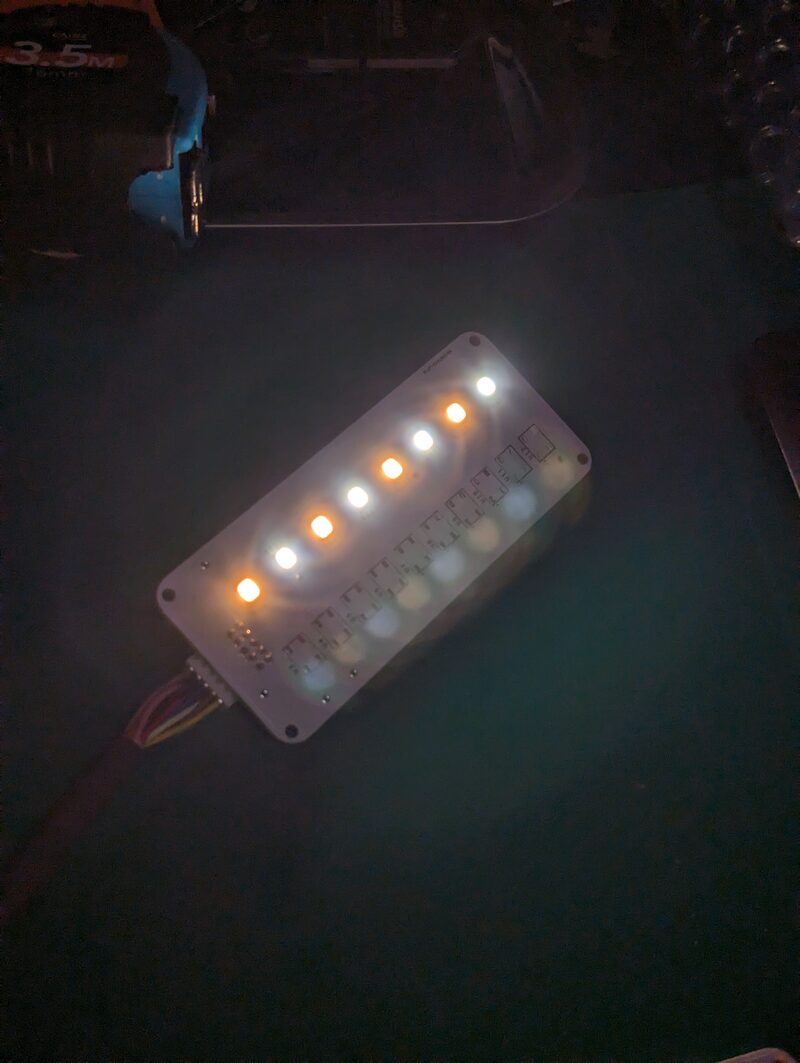 暗がりに浮かぶ点灯基板