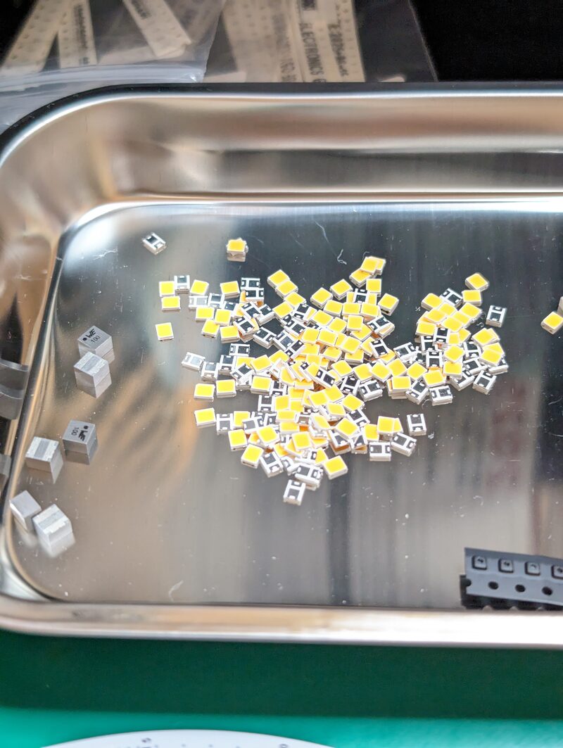 トレイに広がるSMD LED部品