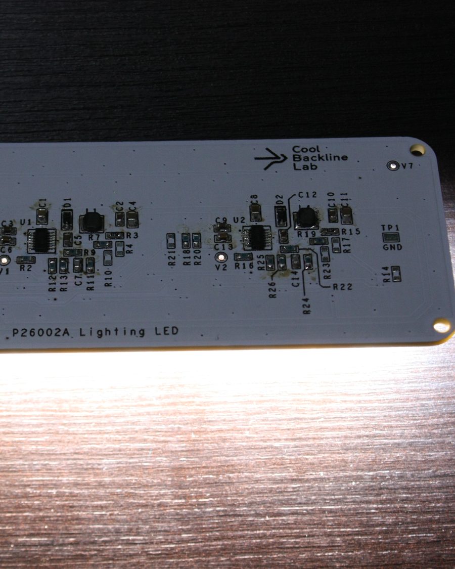 Cool Backline Labの照明用LED基板。点灯した光が木目の天板を照らしている